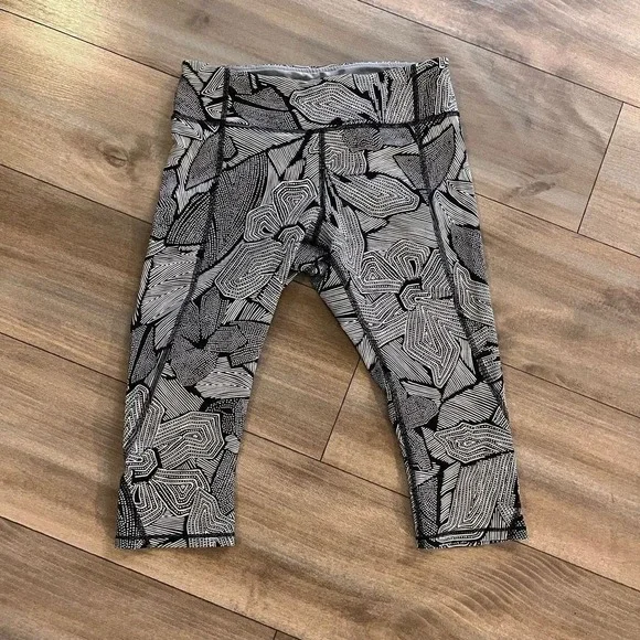 Lululemon Black Athletic Pattern Leggings Women 8 - Picture 1 of 5